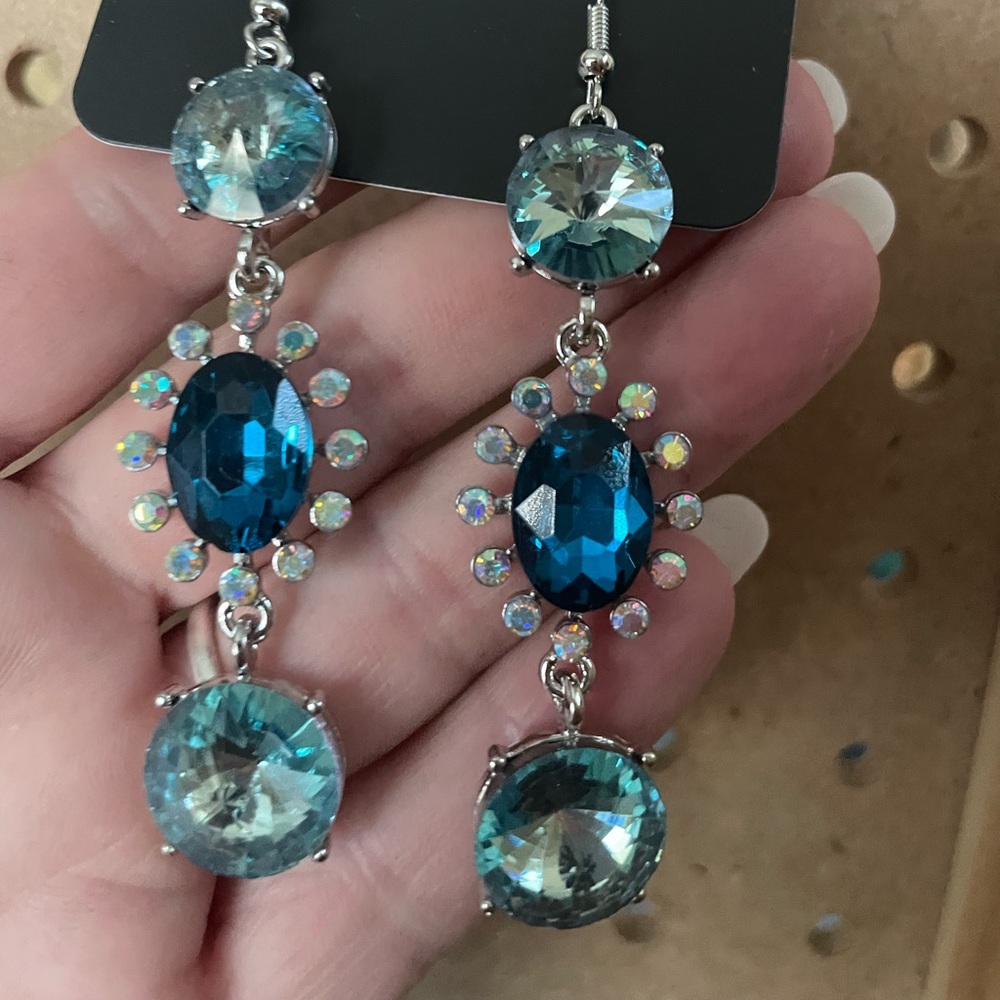 Gorgeous three tired stone earrings in light and dark aqua drops.